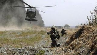 عنصران من الجيش التركي خلال إحدى العمليات