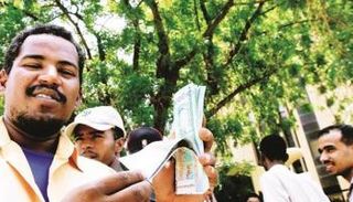 سودانيون يسخرون من تدني قيمة الجنيه - أرشيفية