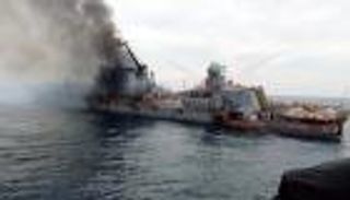 صور عن قرب.. أضرار بالغة وثقوب محتملة بـ"موسكفا" الروسية