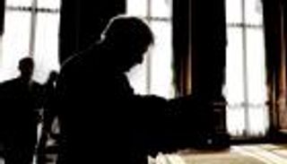 جونسون يطلب "المغفرة" من النواب بعد عيد القيامة