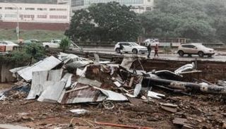 آثار دمار جراء فيضانات جنوب أفريقيا