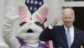 "أرنب الفصح" يقاطع بايدن ويرشده إلى الطريق!