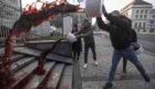 حقيقة "دماء الخراف" أمام مستشفيات أوكرانيا