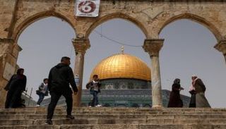فلسطينيون أمام قبة الصخرة بمجمع المسجد الأقصى