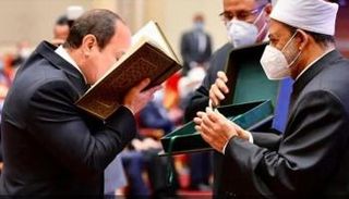 الرئيس المصري يقبل نسخة نادرة من المصحف أهداها له شيخ الأزهر