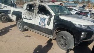 سيارة شرطة تضررت أثناء الاشتباكات بطرابلس