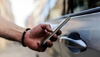 خاصية فتح أبواب السيارة عبر الهاتف