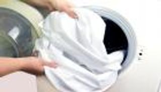 إزالة الحبر من الملابس البيضاء.. 7 طرق فعالة