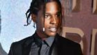 قصة القبض على خطيب المغنية ريهانا بتهمة إطلاق نار