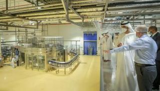 الدكتور سلطان بن أحمد الجابر أثناء زيارة مدينة خليفة الصناعية (كيزاد)