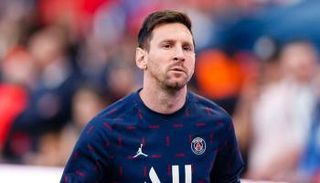 ليونيل ميسي بقميص باريس