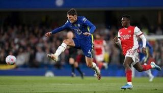 مدافع تشيلسي أندرياس كريستنسان لحظة تشتيت الكرة