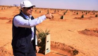 الرئيس المصري خلال زيارة لمشروع توشكى