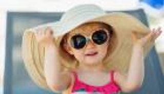 طريقة لحماية عيون طفلك من أشعة الشمس في الصيف