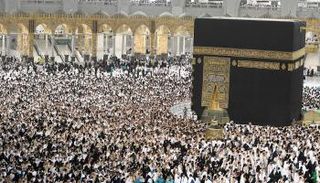 أجواء روحانية وإيمانية بالمسجد الحرام في ليلة 21 رمضان