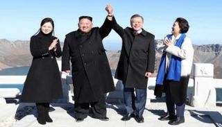 كيم جونج أون ومون جاي في لقاء سابق