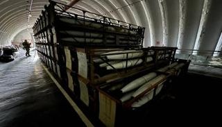 جانب من الأسلحة التي عثرت عليها القوات الروسية