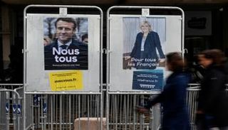 ملصقات لمرشحي الانتخابات الفرنسية (أ. ف. ب)