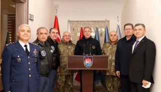 وزير الدفاع التركي خلوصي آكار وعدد من القيادات