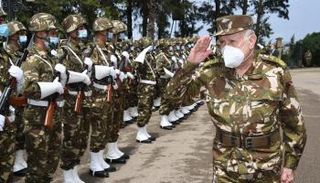 قائد أركان الجيش الجزائري في مقر القوات البرية