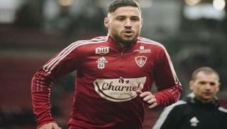 بلايلي بقميص بريست