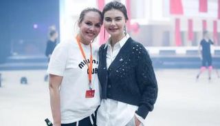 ألينا كابيفا (على اليمين) خلال عرض للجمباز - التايمز