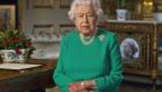 لماذا ترتدي الملكة إليزابيث الثانية اللؤلؤ دائماً؟ (صور)