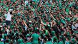 ماذا تقول اللائحة؟.. اقتحام جماهير الرجاء يشعل قمة الأهلي المصري