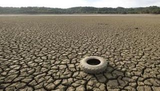 أرض جافة ببحيرة ميندوسينو بولاية كاليفورنيا - رويترز