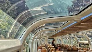  رحلة القطار عبر جبال روكي الكندية