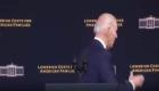 للمرة الثانية خلال أسبوع.. بايدن يصافح الهواء