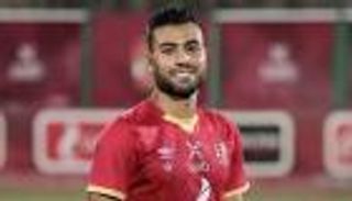 تمرد أم لحظة غضب؟ مهاجم الأهلي يتجرد من القميص الأحمر (صورة)