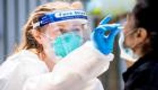 دولة تسجل أول وفاة بكورونا منذ تفشي الوباء