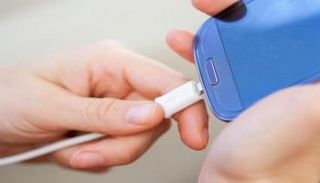 معتقدات شائعة في عالم الهواتف الذكية تحتاج إلى تصحيح