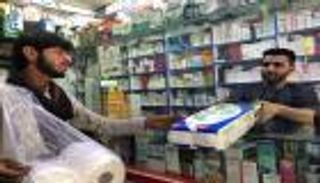 كرزاي يتحول إلى بائع مناديل في أفغانستان.. مأساة كاملة