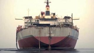 سفينة صافر العائمة في ميناء رأس عيسى 