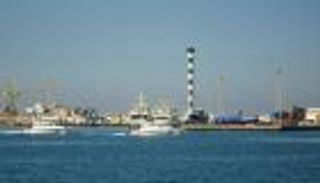 وفاة طفلة وإنقاذ 40 بعد غرق زورق بميناء طرابلس اللبناني