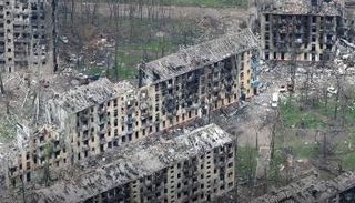 تصوير جوي للمباني المتضررة في ماريوبول