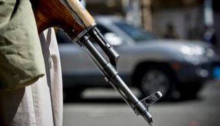 عنصر مسلح من مليشيات الحوثي