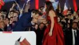 من هي المصرية فرح الديباني التي قبل الرئيس الفرنسي يدها بعد فوزه في الانتخابات؟