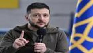 زيلينسكي يتعهد بألا تنجح روسيا.. وشركة تعرض دبابات مستعملة لأوكرانيا