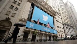 شعار تويتر على واجهة بورصة وول ستريت