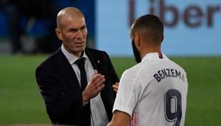 كريم بنزيما مهاجم ريال مدريد مع زين الدين زيدان