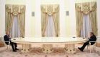 بوتين المخضرم يشهر "دبلوماسية الطاولات" بوجه ضيوفه