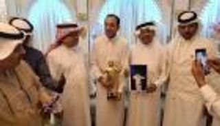 أحدث ظهور لمحمد عبده.. معجبون يمنحونه تمثالا ذهبيا (فيديو)