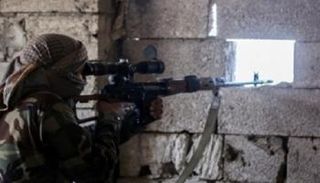 أحد قناصة مليشيا الحوثي الإرهابية - أرشيفية