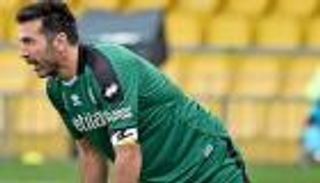 بوفون يقترب من الاعتزال بسبب خطأ غريب (فيديو)