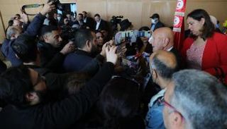 أحمد الشابي مع الصحفيين إثر إطلاق مسار تأسيس 