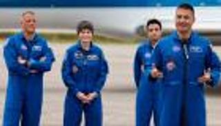 أحدث طاقم رواد فضاء يصل إلى المحطة الدولية (فيديو)