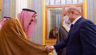 رئيس مجلس القيادة الرئاسي اليمني يلتقي الملك سلمان